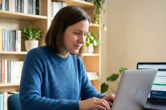 Femme travaillant au bureau sur la sécurité en ligne
